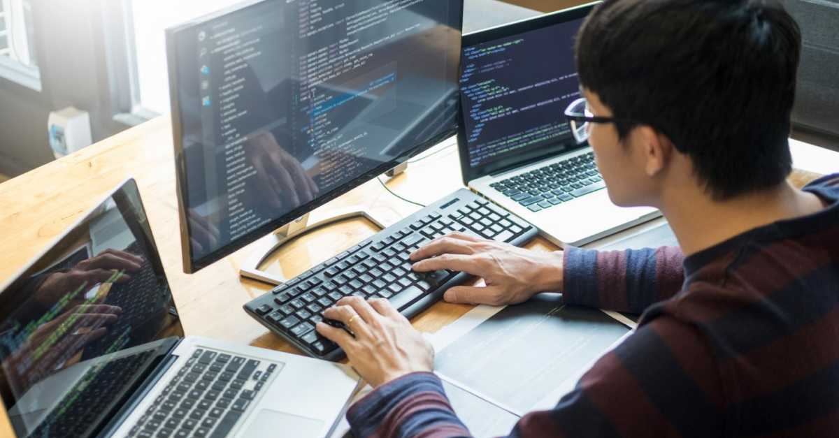 DevOps Engineer - co robi, ile zarabia i jak nim zostać